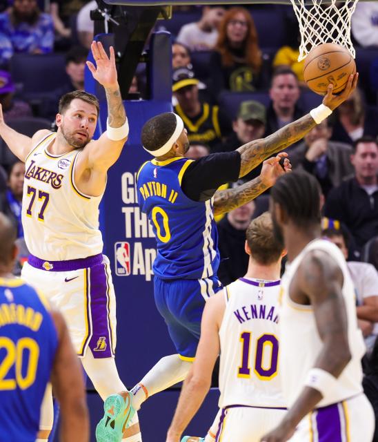 (260301) -- SAN FRANCISCO, March 1, 2026 (Xinhua) -- Gary Payton II (C) of Golden State Warriors goes for a layup during the 2025-2026 NBA regular season basketball game between Los Angeles Lakers and Golden State Warriors in San Francisco, the United States, Feb. 28, 2026. (Photo by Dong Xudong/Xinhua)