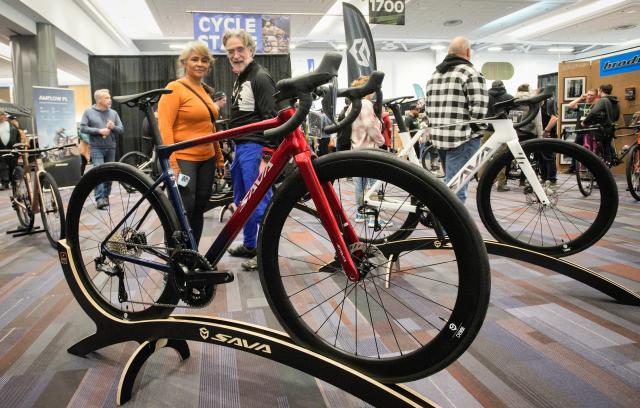 (260301) -- VANCOUVER, March 1, 2026 (Xinhua) -- People look at a racing bicycle during the 2026 BC Bike Show in Vancouver, British Columbia, Canada, on Feb. 28, 2026. The two-day bicycle consumer show showcased the latest products from around 60 exhibitors. (Photo by Liang Sen/ Xinhua)