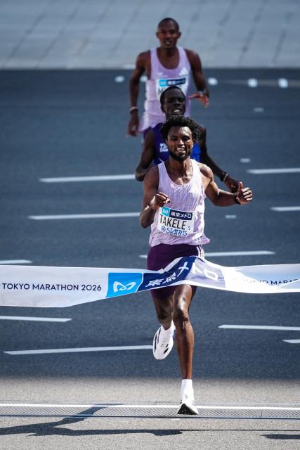 (260301) -- TOKYO, March 1, 2026 (Xinhua) -- Tadese Takele (Front) of Ethiopia competes during the men's elite race of the Tokyo Marathon in Tokyo, Japan, March 1, 2026. (Xinhua/Jia Haocheng)
