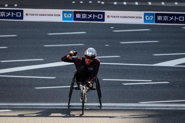 (260301) -- TOKYO, March 1, 2026 (Xinhua) -- Marcel Hug of Switzerland competes in the men's wheelchair elite race of the Tokyo Marathon in Tokyo, Japan, March 1, 2026. (Xinhua/Jia Haocheng)