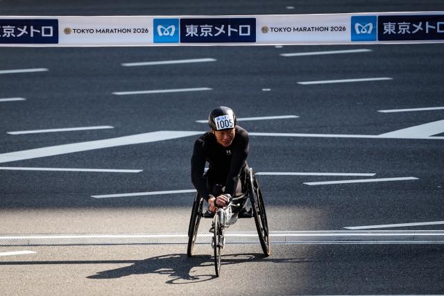 (260301) -- TOKYO, March 1, 2026 (Xinhua) -- Luo Xingchuan of China competes in the men's wheelchair elite race of the Tokyo Marathon in Tokyo, Japan, March 1, 2026. (Xinhua/Jia Haocheng)