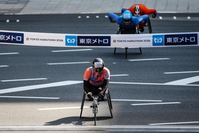 (260301) -- TOKYO, March 1, 2026 (Xinhua) -- Watanabe Sho of Japan competes in the men's wheelchair elite race of the Tokyo Marathon in Tokyo, Japan, March 1, 2026. (Xinhua/Jia Haocheng)