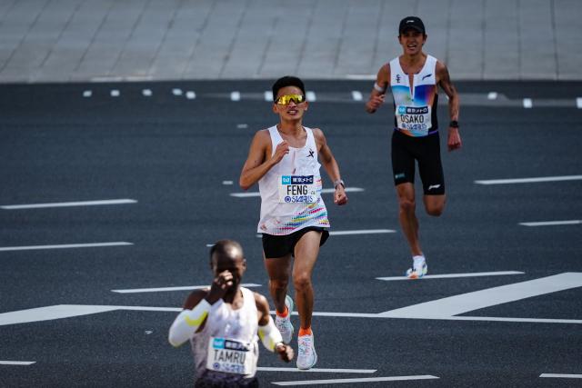 (260301) -- TOKYO, March 1, 2026 (Xinhua) -- Feng Peiyou (C) of China competes in the men's elite race of the Tokyo Marathon in Tokyo, Japan, March 1, 2026. (Xinhua/Jia Haocheng)