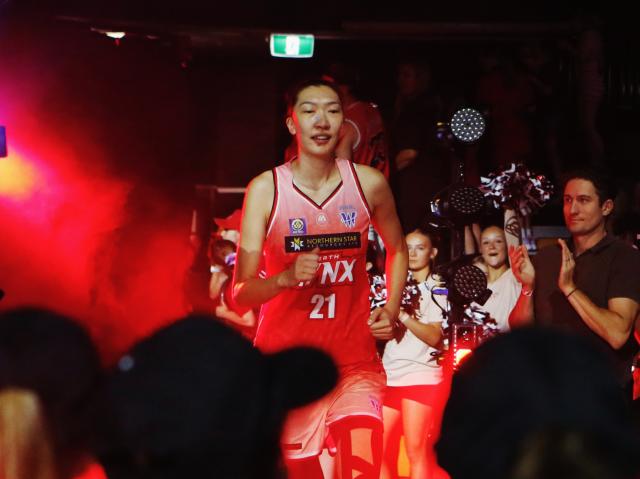 (260301) -- PERTH, March 1, 2026 (Xinhua) -- Han Xu (C) of Perth Lynx enters the court during Game 2 of Women's National Basketball League (WNBL) finals series between Perth Lynx and Townsville Fire in Perth, Australia, March 1, 2026. (Photo by Zhou Dan/Xinhua)