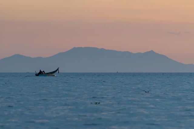(260301) -- KISUMU, March 1, 2026 (Xinhua) -- Fishermen fish on the Lake Victoria in Kisumu, Kenya, Feb. 27, 2026. Kisumu, located on the shores of Lake Victoria in western Kenya, stands as the country's third-largest city. (Xinhua/Xie Jianfei)
