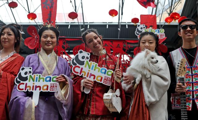 (260301) -- LONDON, March 1, 2026 (Xinhua) -- People in traditional Chinese costume attend an event in celebration of the upcoming Lantern Festival in London, Britain, Feb. 28, 2026. (Xinhua/Li Ying)