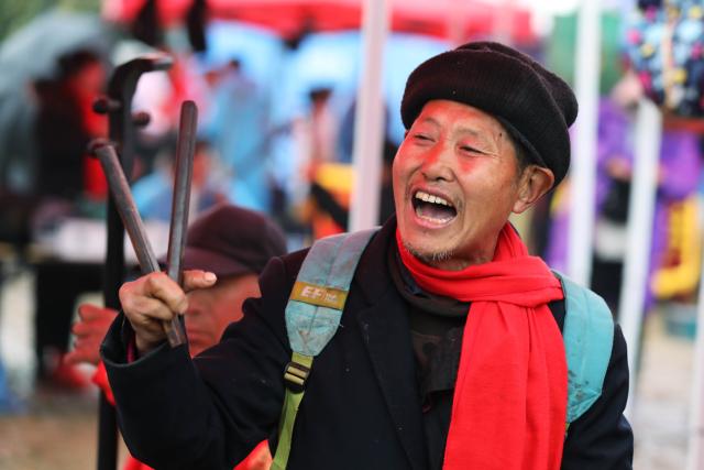 (260301) -- BAOFENG, March 1, 2026 (Xinhua) -- A folk artist performs during the Majie Quyi Fair at Majie Village of Baofeng County, central China's Henan Province, March 1, 2026.
  The annual Majie Quyi Fair, a grand feast for Quyi fans, was staged as scheduled here on Sunday, as part of the ongoing Chinese New Year celebrations. 
   Quyi refers to a school of traditional Chinese folk arts in narrative and singing forms, including ballad singing, comic dialogues, clapper talk and crosstalk, still popular among the Chinese people.
    The Majie Quyi Fair, well attended despite the bad weather, boasts a history of over 700 years, and was inscribed in the first national intangible cultural heritage list in 2006. (Photo by He Wuchang/Xinhua)