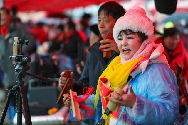 (260301) -- BAOFENG, March 1, 2026 (Xinhua) -- Folk artists perform during the Majie Quyi Fair at Majie Village of Baofeng County, central China's Henan Province, March 1, 2026.
  The annual Majie Quyi Fair, a grand feast for Quyi fans, was staged as scheduled here on Sunday, as part of the ongoing Chinese New Year celebrations. 
   Quyi refers to a school of traditional Chinese folk arts in narrative and singing forms, including ballad singing, comic dialogues, clapper talk and crosstalk, still popular among the Chinese people.
    The Majie Quyi Fair, well attended despite the bad weather, boasts a history of over 700 years, and was inscribed in the first national intangible cultural heritage list in 2006. (Photo by He Wuchang/Xinhua)