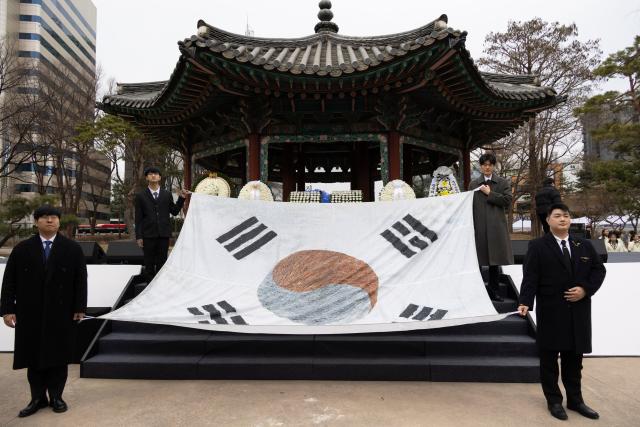 (260301) -- SEOUL, March 1, 2026 (Xinhua) -- People attend an event marking the anniversary of the 1919 March 1 Independence Movement that took place during the 1910-45 Japanese colonization of the Korean Peninsula, in Seoul, South Korea, March 1, 2026. (Photo by Jun Hyosang/Xinhua)