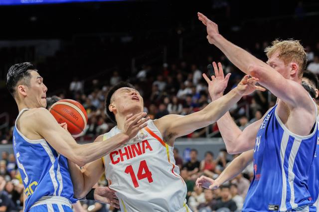 (260301) -- PASAY CITY, March 1, 2026 (Xinhua) -- Li Hongquan (C) of China competes during the match between China and Chinese Taipei at the FIBA World Cup Asian Qualifiers in Pasay City, the Philippines, on March 1, 2026. (Xinhua/Rouelle Umali)