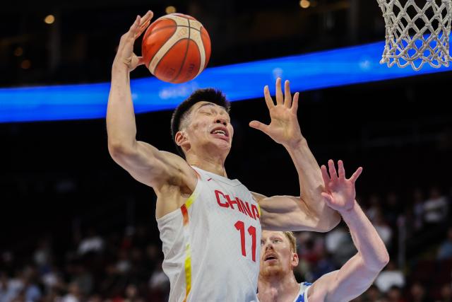 (260301) -- PASAY CITY, March 1, 2026 (Xinhua) -- Yu Jiahao (L) of China competes against Brandon Gilbeck (R) of Chinese Taipei during the match between China and Chinese Taipei at the FIBA World Cup Asian Qualifiers in Pasay City, the Philippines, on March 1, 2026. (Xinhua/Rouelle Umali)