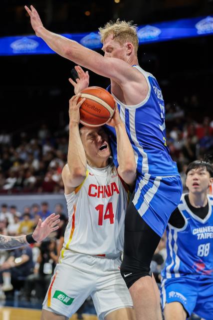 (260301) -- PASAY CITY, March 1, 2026 (Xinhua) -- Li Hongquan (front L) of China competes against Brandon Gilbeck (front R) of Chinese Taipei during the match between China and Chinese Taipei at the FIBA World Cup Asian Qualifiers in Pasay City, the Philippines, on March 1, 2026. (Xinhua/Rouelle Umali)