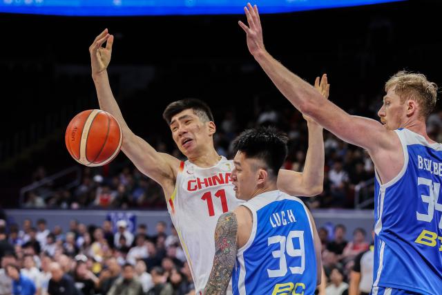 (260301) -- PASAY CITY, March 1, 2026 (Xinhua) -- Yu Jiahao (L) of China competes during the match between China and Chinese Taipei at the FIBA World Cup Asian Qualifiers in Pasay City, the Philippines, on March 1, 2026. (Xinhua/Rouelle Umali)
