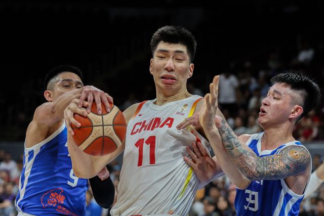 (260301) -- PASAY CITY, March 1, 2026 (Xinhua) -- Yu Jiahao (C) of China competes during the match between China and Chinese Taipei at the FIBA World Cup Asian Qualifiers in Pasay City, the Philippines, on March 1, 2026. (Xinhua/Rouelle Umali)