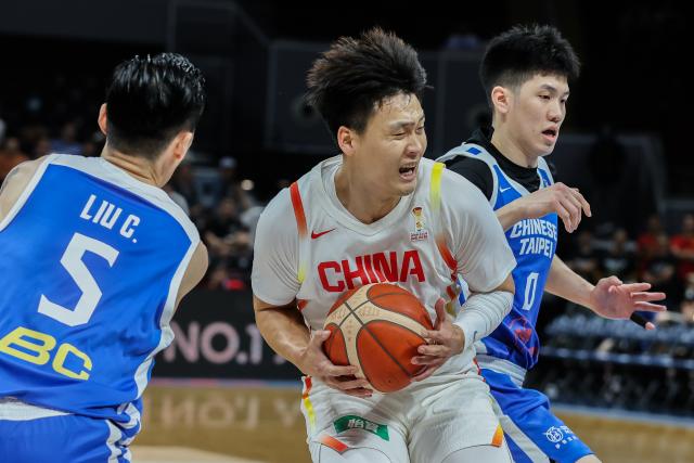 (260301) -- PASAY CITY, March 1, 2026 (Xinhua) -- Zhao Rui (C) of China competes during the match between China and Chinese Taipei at the FIBA World Cup Asian Qualifiers in Pasay City, the Philippines, on March 1, 2026. (Xinhua/Rouelle Umali)
