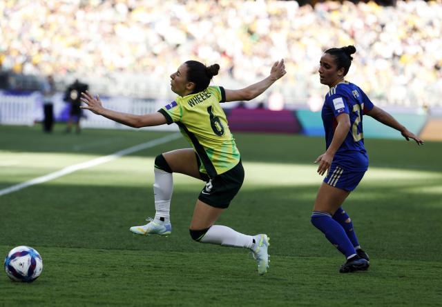 (260301) -- PERTH, March 1, 2026 (Xinhua) -- Clare Wheeler (L) of Australia competes during the group A opener match between Australia and the Philippines at the 2026 AFC Women's Asian Cup at Perth Stadium in Perth, Australia, March 1, 2026. (Xinhua/Ma Ping)