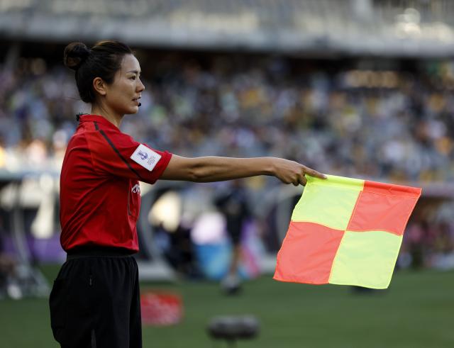(260301) -- PERTH, March 1, 2026 (Xinhua) -- Assistant referee Xie Lijun is seen during the group A opener match between Australia and the Philippines at the 2026 AFC Women's Asian Cup at Perth Stadium in Perth, Australia, March 1, 2026. (Xinhua/Ma Ping)