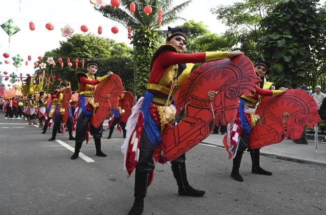 (260301) -- JAKARTA, March 1, 2026 (Xinhua) -- Performers dance during a parade of the first national-level Chinese New Year celebration in Jakarta, Indonesia, Feb. 28, 2026.
  Indonesian President Prabowo Subianto delivered a video address at the first national-level Chinese New Year celebration held in Jakarta on Saturday.
   While extending new year greetings, Prabowo stressed that the Chinese New Year has become an important occasion reflecting Indonesia's unity in diversity.
   He expressed his hope that the new year would bring blessings, health, peace, and new hope to everyone. (Xinhua/Zulkarnain)