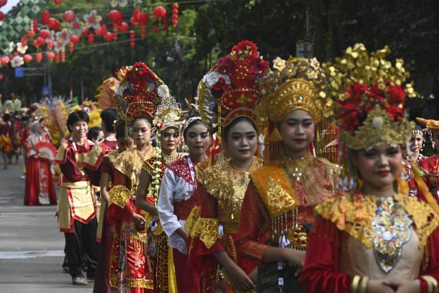 (260301) -- JAKARTA, March 1, 2026 (Xinhua) -- Performers attend the parade of the first national-level Chinese New Year celebration in Jakarta, Indonesia, Feb. 28, 2026.
  Indonesian President Prabowo Subianto delivered a video address at the first national-level Chinese New Year celebration held in Jakarta on Saturday.
   While extending new year greetings, Prabowo stressed that the Chinese New Year has become an important occasion reflecting Indonesia's unity in diversity.
   He expressed his hope that the new year would bring blessings, health, peace, and new hope to everyone. (Xinhua/Zulkarnain)