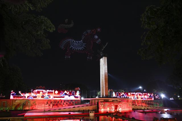 (260301) -- JAKARTA, March 1, 2026 (Xinhua) -- A drone show is staged during the first national-level Chinese New Year celebration in Jakarta, Indonesia, Feb. 28, 2026.
  Indonesian President Prabowo Subianto delivered a video address at the first national-level Chinese New Year celebration held in Jakarta on Saturday.
   While extending new year greetings, Prabowo stressed that the Chinese New Year has become an important occasion reflecting Indonesia's unity in diversity.
   He expressed his hope that the new year would bring blessings, health, peace, and new hope to everyone. (Xinhua/Zulkarnain)