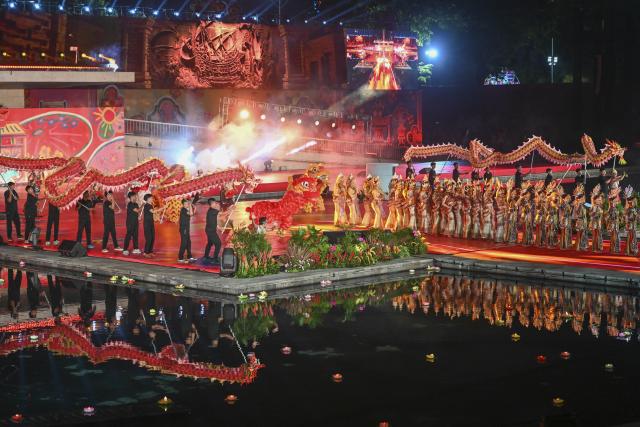 (260301) -- JAKARTA, March 1, 2026 (Xinhua) -- Performers dance at the first national-level Chinese New Year celebration in Jakarta, Indonesia, Feb. 28, 2026.
  Indonesian President Prabowo Subianto delivered a video address at the first national-level Chinese New Year celebration held in Jakarta on Saturday.
   While extending new year greetings, Prabowo stressed that the Chinese New Year has become an important occasion reflecting Indonesia's unity in diversity.
   He expressed his hope that the new year would bring blessings, health, peace, and new hope to everyone. (Xinhua/Zulkarnain)