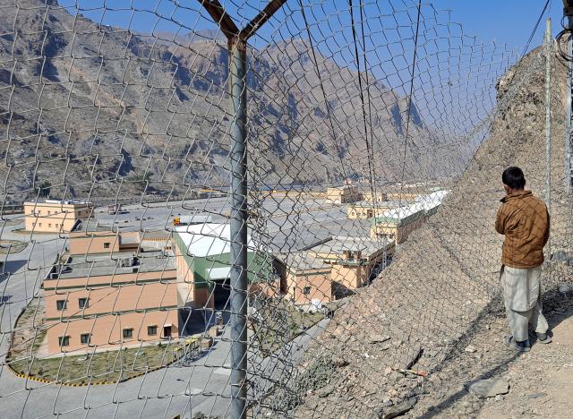 (260301) -- TORKHAM, March 1, 2026 (Xinhua) -- A boy looks over the border crossing point of Torkham between Pakistan and Afghanistan in northwest Pakistan's Torkham on Feb. 28, 2026. In recent days, military tensions between Afghanistan and Pakistan have escalated, with several rounds of exchange of fire. (Str/Xinhua)