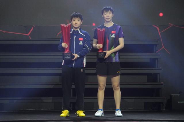 (260301) -- SINGAPORE, March 1, 2026 (Xinhua) -- Sun Yingsha (L) and Wang Manyu hold their trophies during the awarding ceremony after the women's singles final between Sun Yingsha of China and Wang Manyu of China at the World Table Tennis (WTT) Singapore Smash 2026 in Singapore on March 1, 2026. (Photo by Then Chih Wey/Xinhua)