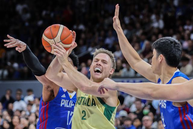 (260301) -- PASAY CITY, March 1, 2026 (Xinhua) -- Isaac White (C) of Australia competes during the match between Australia and the Philippines at the FIBA World Cup Asian Qualifiers in Pasay City, the Philippines, on March 1, 2026. (Xinhua/Rouelle Umali)