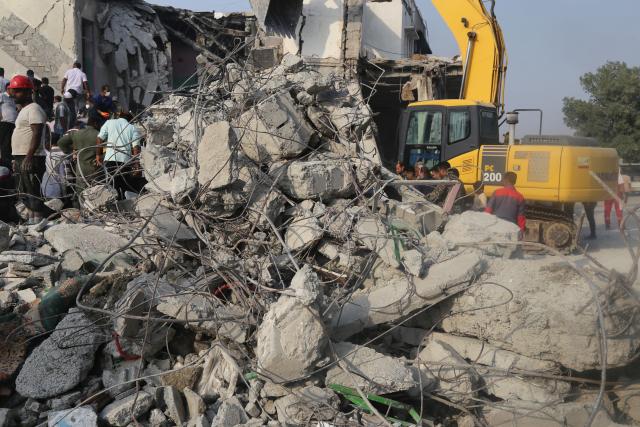 (260301) -- TEHRAN, March 1, 2026 (Xinhua) -- Rescuers and local residents try to save the wounded from debris at an attacked girls' elementary school in Minab, Iran's southern province of Hormozgan, Feb. 28, 2026. The death toll from a joint U.S.-Israeli strike on a girls' elementary school in Iran's southern province of Hormozgan rose to 148, semi-official Tasnim news agency reported on Sunday.
   The attack also left 95 people wounded, local prosecutor Ebrahim Taheri was quoted as saying. (Mehr News Agency/Handout via Xinhua)