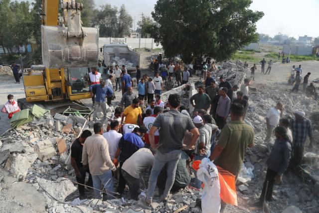 (260301) -- TEHRAN, March 1, 2026 (Xinhua) -- Rescuers and local residents try to save the wounded from debris at an attacked girls' elementary school in Minab, Iran's southern province of Hormozgan, Feb. 28, 2026. The death toll from a joint U.S.-Israeli strike on a girls' elementary school in Iran's southern province of Hormozgan rose to 148, semi-official Tasnim news agency reported on Sunday.
   The attack also left 95 people wounded, local prosecutor Ebrahim Taheri was quoted as saying. (Mehr News Agency/Handout via Xinhua)