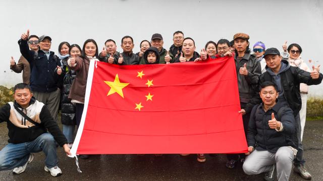 (260302) -- BAKU, March 2, 2026 (Xinhua) -- Chinese nationals evacuated from Iran pose for a group photo at the Astara checkpoint in southern Azerbaijan, March 1, 2026. Eighteen Chinese nationals were evacuated from Iran to Azerbaijan Sunday as the conflict between Iran and the United States and Israel continues.
TO GO WITH "18 Chinese nationals evacuated from Iran to Azerbaijan" (Xinhua/Chen Junfeng)