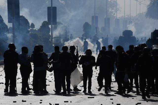 (260302) -- ISLAMABAD, March 2, 2026 (Xinhua) -- Law enforcement personnel clash with anti-U.S. protesters in Islamabad, capital of Pakistan, March 1, 2026. Twenty people were killed and over 100 others injured in anti-U.S. demonstrations in Pakistan on Sunday, police sources told Xinhua. (Xinhua)