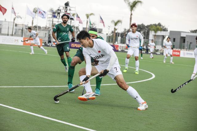 (260302) -- ISMAILIA, March 2, 2026 (Xinhua) -- Zhang Xiaojia (front) of China controls the ball during the FIH Hockey Men's World Cup 2026 Qualifiers match between China and Pakistan in Ismailia, Egypt, March 1, 2026. (Xinhua/Ahmed Gomaa)