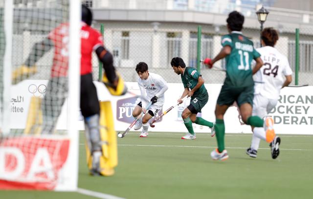 (260302) -- ISMAILIA, March 2, 2026 (Xinhua) -- Wang Yaqi (L, rear) of China breaks through during the FIH Hockey Men's World Cup 2026 Qualifiers match between China and Pakistan in Ismailia, Egypt, March 1, 2026. (Xinhua/Ahmed Gomaa)