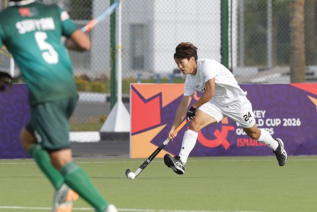 (260302) -- ISMAILIA, March 2, 2026 (Xinhua) -- Li Pengfei (R) of China controls the ball during the FIH Hockey Men's World Cup 2026 Qualifiers match between China and Pakistan in Ismailia, Egypt, March 1, 2026. (Xinhua/Ahmed Gomaa)