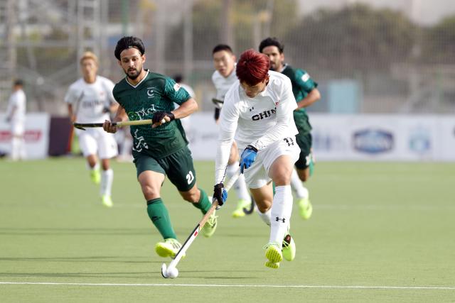 (260302) -- ISMAILIA, March 2, 2026 (Xinhua) -- Chen Benhai (R) of China breaks through during the FIH Hockey Men's World Cup 2026 Qualifiers match between China and Pakistan in Ismailia, Egypt, March 1, 2026. (Xinhua/Ahmed Gomaa)