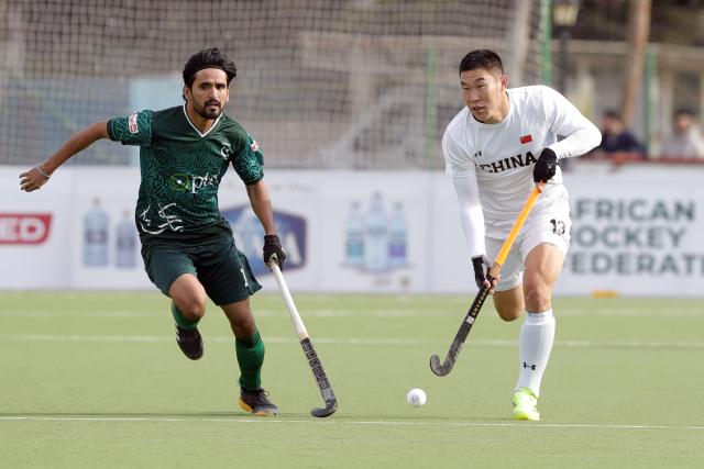 (260302) -- ISMAILIA, March 2, 2026 (Xinhua) -- Meng Jiajun (R) of China controls the ball during the FIH Hockey Men's World Cup 2026 Qualifiers match between China and Pakistan in Ismailia, Egypt, March 1, 2026. (Xinhua/Ahmed Gomaa)