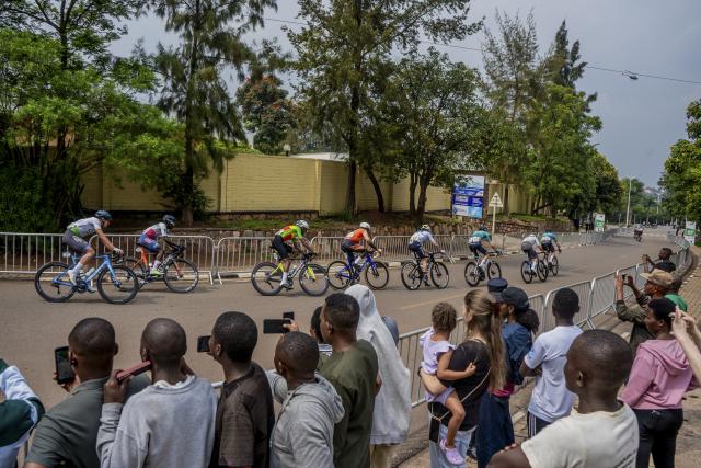 (260302) -- KIGALI, March 2, 2026 (Xinhua) -- Athletes ride during the 8th stage of the Tour du Rwanda 2026 in Kigali, Rwanda, March 1,2026. (Photo by Cyril Ndegeya/Xinhua)