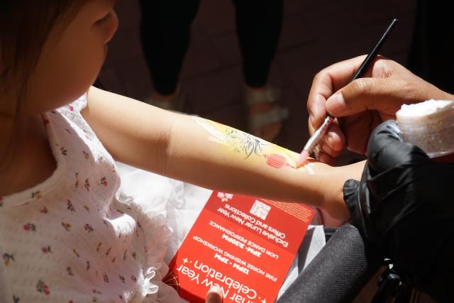 (260302) -- BEIJING, March 2, 2026 (Xinhua) -- A child experiences body painting during a winter travel showcase, hosted by the China National Tourist Office in Los Angeles, in Newport Beach, California, the United States, Feb. 28, 2026. (Photo by Zeng Hui/Xinhua)