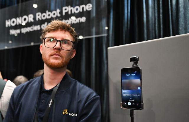 (260302) -- BEIJING, March 2, 2026 (Xinhua) -- Honor's "Robot Phone" is displayed at a global product launch event in Barcelona, Spain, March 1, 2026.
  Chinese tech brand Honor on Sunday unveiled what it called the industry's first "Robot Phone" ahead of the 2026 Mobile World Congress (MWC) in Barcelona, and introduced its new concept of Augmented Human Intelligence (AHI). (Xinhua/Cheng Min)