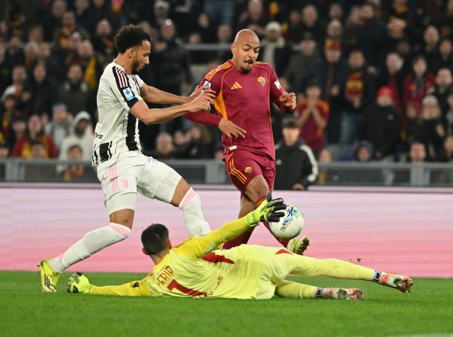 (260302) -- ROME, March 2, 2026 (Xinhua) -- Roma's Donyell Malen (top,R) scores during an Italian Serie A football match between Roma and Juventus in Rome, Italy, March 1, 2026. (Photo by Alberto Lingria/Xinhua)