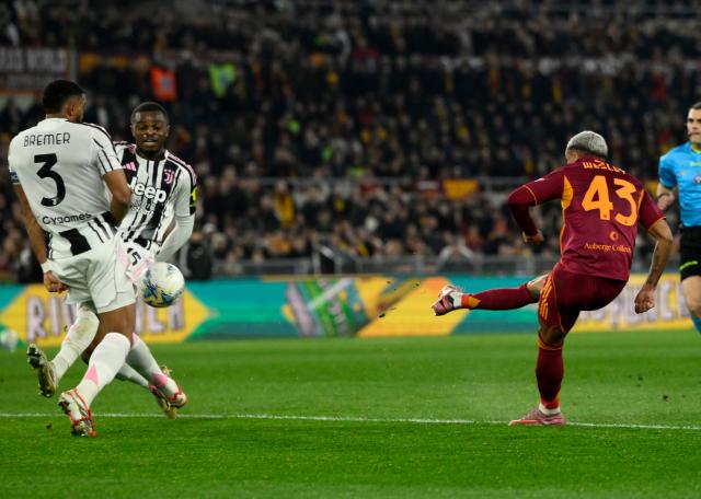 (260302) -- ROME, March 2, 2026 (Xinhua) -- Roma's Wesley Franca (R) scores during an Italian Serie A football match between Roma and Juventus in Rome, Italy, March 1, 2026. (Photo by Alberto Lingria/Xinhua)