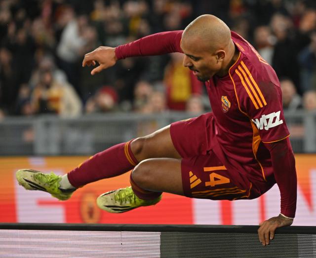 (260302) -- ROME, March 2, 2026 (Xinhua) -- Roma's Donyell Malen celebrates his goal during an Italian Serie A football match between Roma and Juventus in Rome, Italy, March 1, 2026. (Photo by Alberto Lingria/Xinhua)