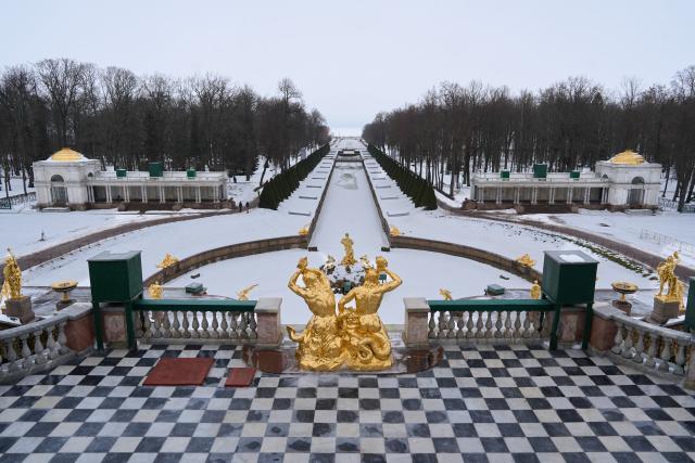 (260302) -- ST. PETERSBURG, March 2, 2026 (Xinhua) -- This photo taken on March 1, 2026 shows the winter scenery outside the Peterhof Palace in St. Petersburg, Russia. Peterhof Palace, built in the early 18th century on a bluff above the Finnish Gulf outside St. Petersburg, Russia, is a magnet for visitors from around the world who flock to see its ornate palaces and giant golden cascade of fountains. (Photo by Guo Feizhou/Xinhua)