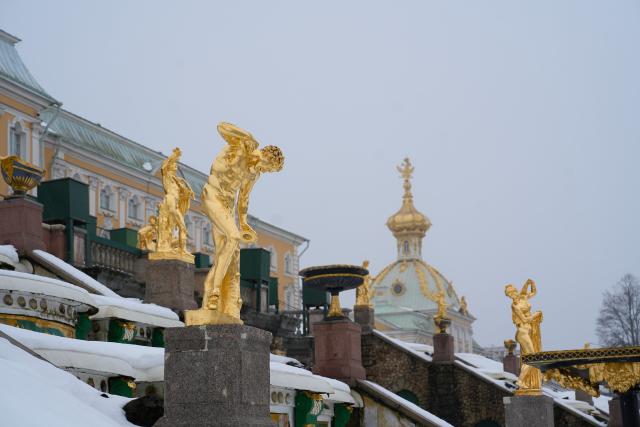 (260302) -- ST. PETERSBURG, March 2, 2026 (Xinhua) -- This photo taken on March 1, 2026 shows the golden sculptures of the Peterhof Palace in St. Petersburg, Russia. Peterhof Palace, built in the early 18th century on a bluff above the Finnish Gulf outside St. Petersburg, Russia, is a magnet for visitors from around the world who flock to see its ornate palaces and giant golden cascade of fountains. (Photo by Guo Feizhou/Xinhua)