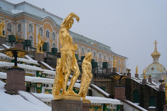 (260302) -- ST. PETERSBURG, March 2, 2026 (Xinhua) -- This photo taken on March 1, 2026 shows the golden sculptures of the Peterhof Palace in St. Petersburg, Russia. Peterhof Palace, built in the early 18th century on a bluff above the Finnish Gulf outside St. Petersburg, Russia, is a magnet for visitors from around the world who flock to see its ornate palaces and giant golden cascade of fountains. (Photo by Guo Feizhou/Xinhua)
