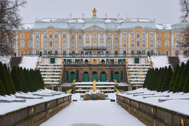 (260302) -- ST. PETERSBURG, March 2, 2026 (Xinhua) -- This photo taken on March 1, 2026 shows the winter scenery of the Peterhof Palace in St. Petersburg, Russia. Peterhof Palace, built in the early 18th century on a bluff above the Finnish Gulf outside St. Petersburg, Russia, is a magnet for visitors from around the world who flock to see its ornate palaces and giant golden cascade of fountains. (Photo by Guo Feizhou/Xinhua)
