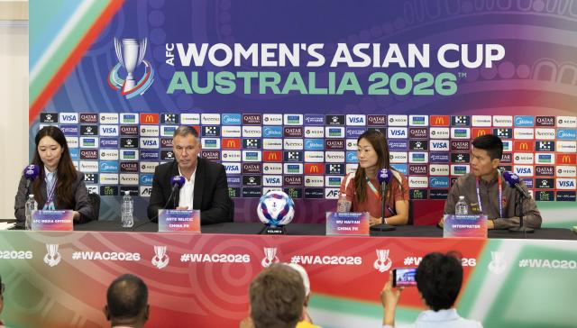 (260302) -- SYDNEY, March 2, 2026 (Xinhua) -- Head coach of Chinese national women's football team Ante Milicic (2nd L) and team captain Wu Haiyan (2nd R) attend Team China's press conference of Women's Asian Cup at Western Sydney Stadium in Sydney, Australia, March 2, 2026. (Photo by Hu Jingchen/Xinhua)