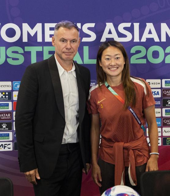 (260302) -- SYDNEY, March 2, 2026 (Xinhua) -- Head coach of Chinese national women's football team Ante Milicic (L) and team captain Wu Haiyan pose after Team China's press conference of Women's Asian Cup at Western Sydney Stadium in Sydney, Australia, March 2, 2026. (Photo by Hu Jingchen/Xinhua)