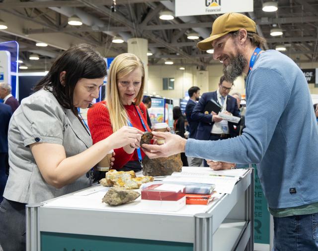 (260302) -- TORONTO, March 2, 2026 (Xinhua) -- Attendees view ore samples at the 2026 Prospectors and Developers Association of Canada (PDAC) International Convention in Toronto, Canada, March 1, 2026.
  With more than 27,000 attendees from over 125 countries and regions, the convention kicked off here on Sunday and will last until March 4. (Photo by Zou Zheng/Xinhua)
